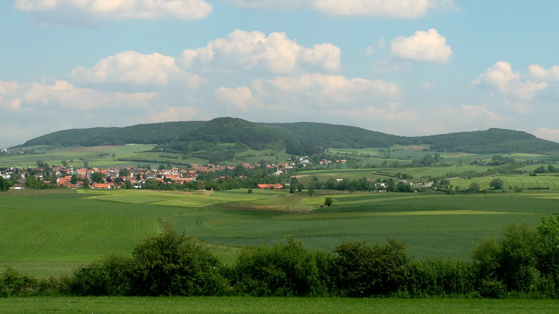 Blick von Landershausen auf Schenklengsfeld und den Landecker Berg