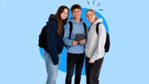Drei Schüler schauen fröhlich in die Kamera